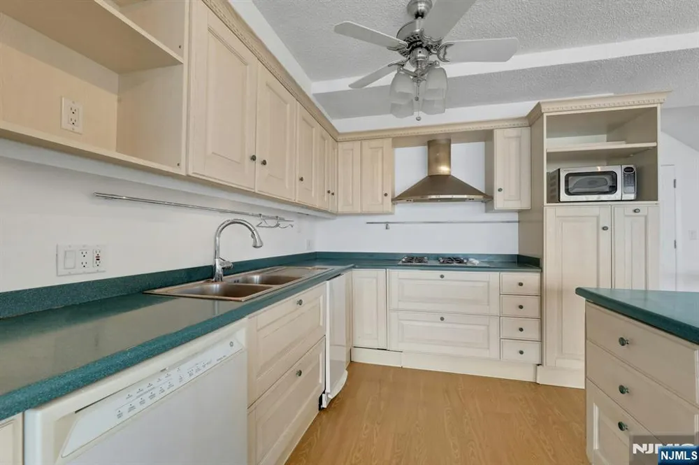 3 Horizon Road 1406 Fort Lee, NJ 07024
