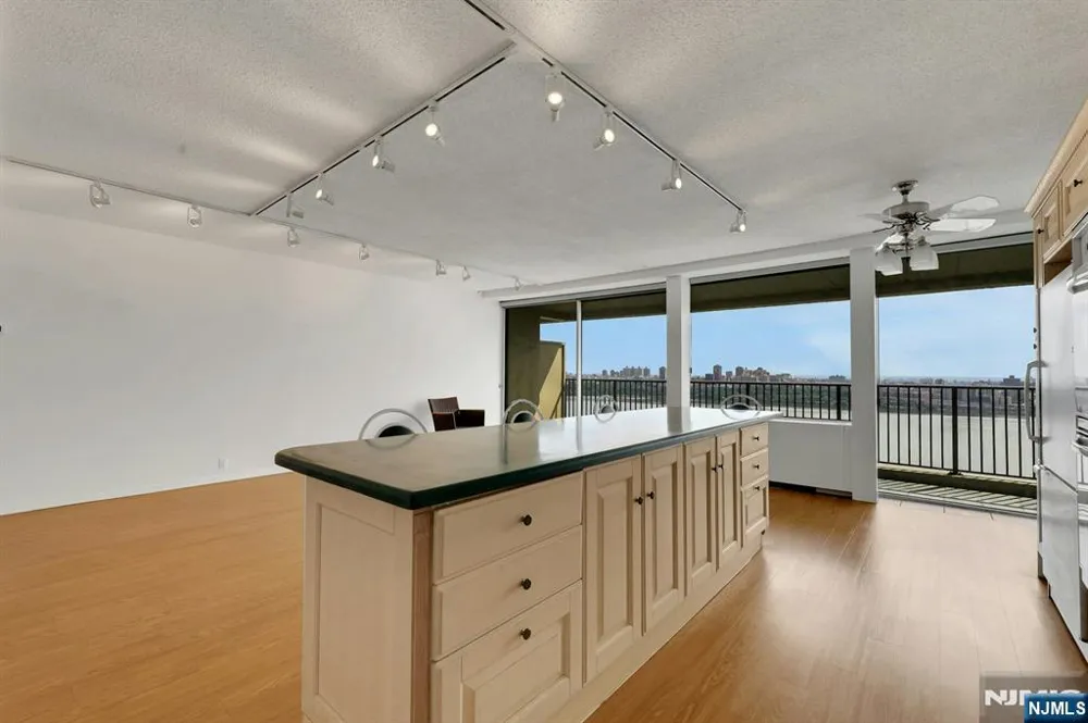 3 Horizon Road 1406 Fort Lee, NJ 07024