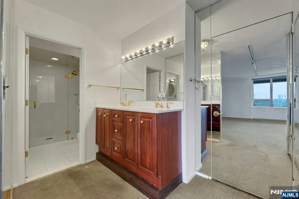 3 Horizon Road 1406 Fort Lee, NJ 07024