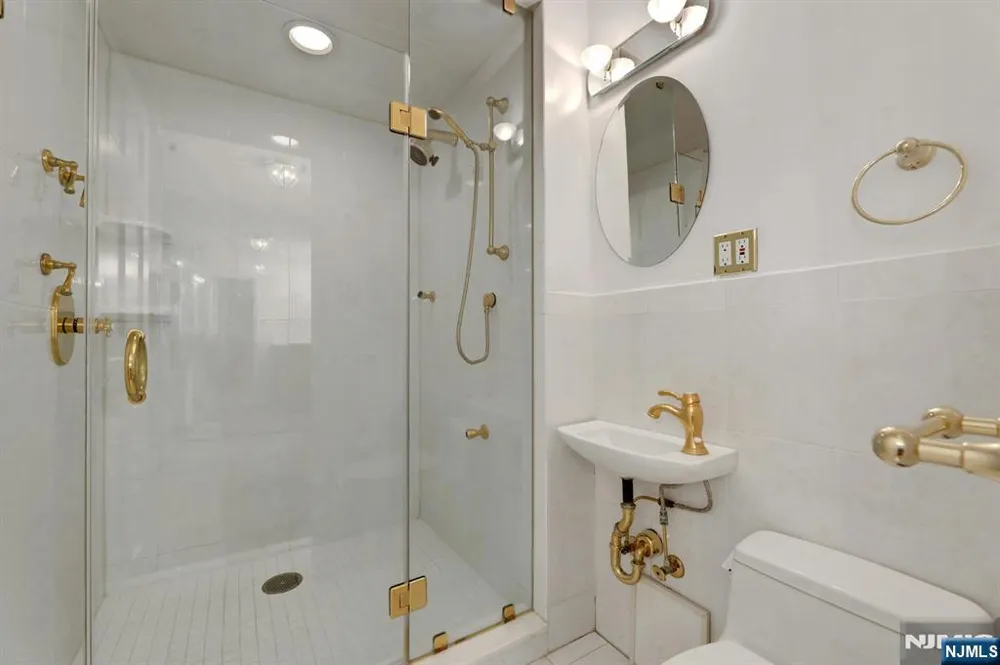 3 Horizon Road 1406 Fort Lee, NJ 07024