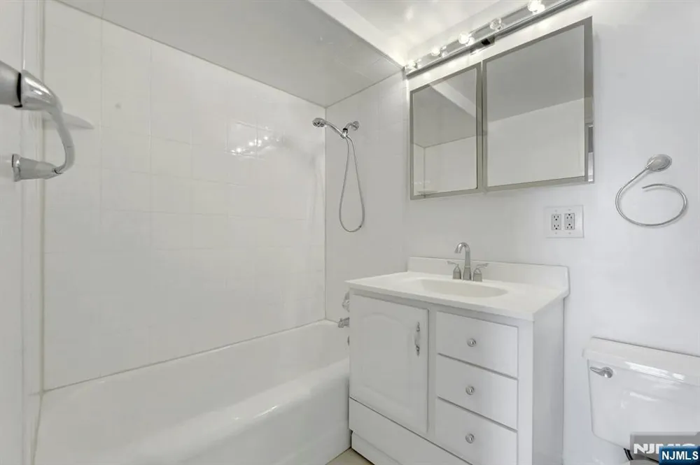 3 Horizon Road 1406 Fort Lee, NJ 07024