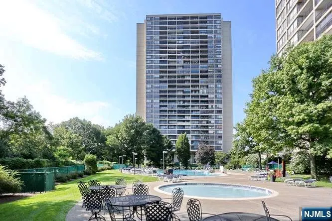 3 Horizon Road 1406 Fort Lee, NJ 07024