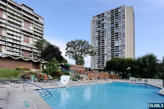 3 Horizon Road 1406 Fort Lee, NJ 07024