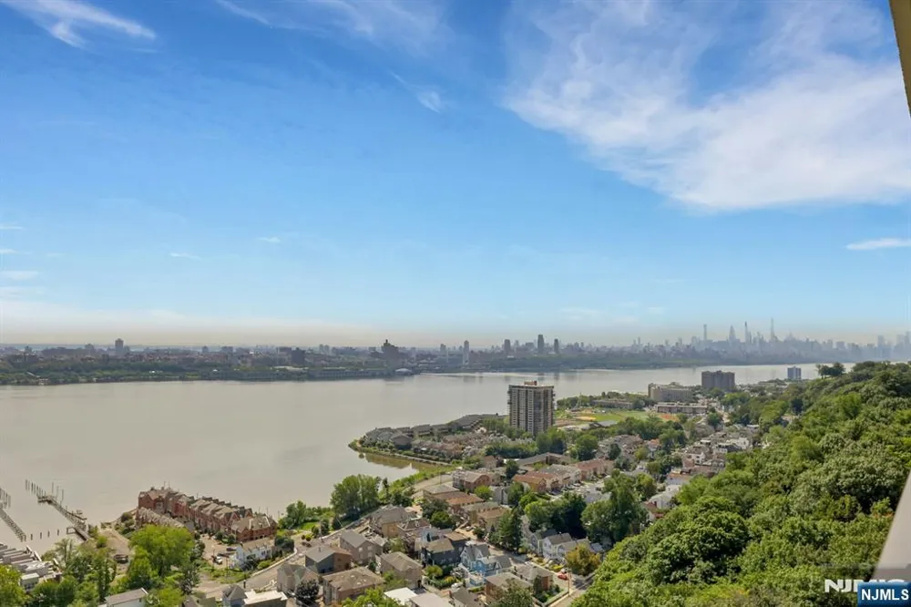 3 Horizon Road 1406 Fort Lee, NJ 07024