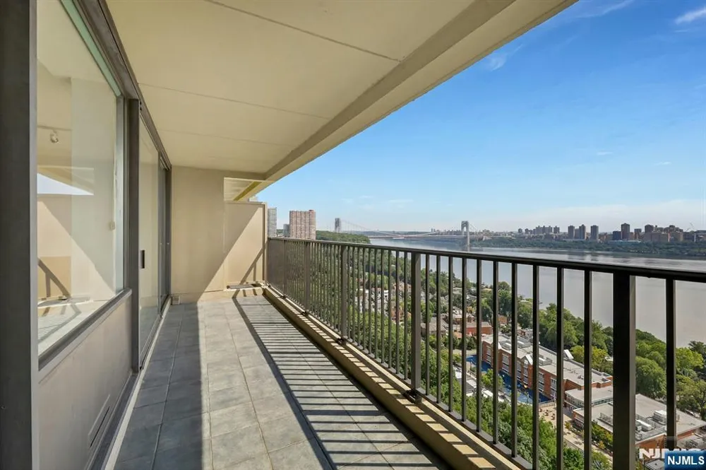 3 Horizon Road 1406 Fort Lee, NJ 07024