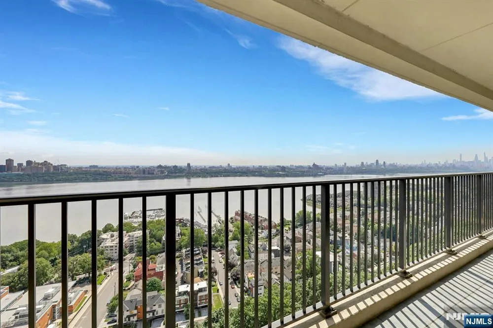 3 Horizon Road 1406 Fort Lee, NJ 07024
