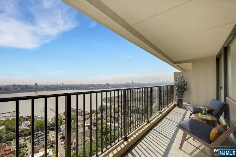 3 Horizon Road 1406 Fort Lee, NJ 07024