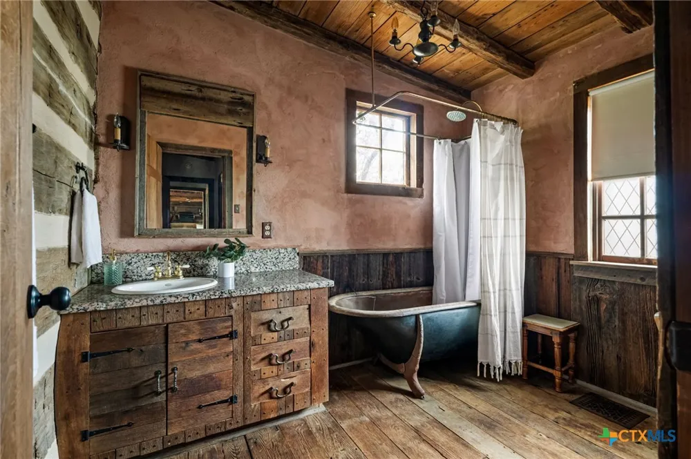 401 Clear Creek Ln Fredericksburg, TX 78624