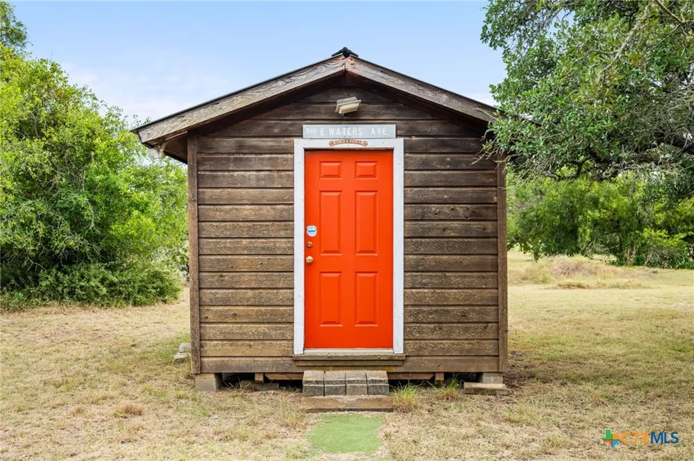 401 Clear Creek Ln Fredericksburg, TX 78624
