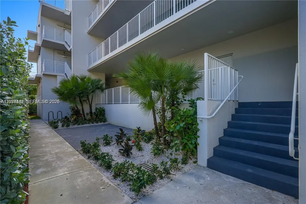 1620 NW 18th St #305 Miami, FL 33125