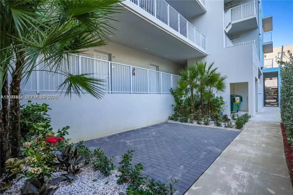 1620 NW 18th St #305 Miami, FL 33125