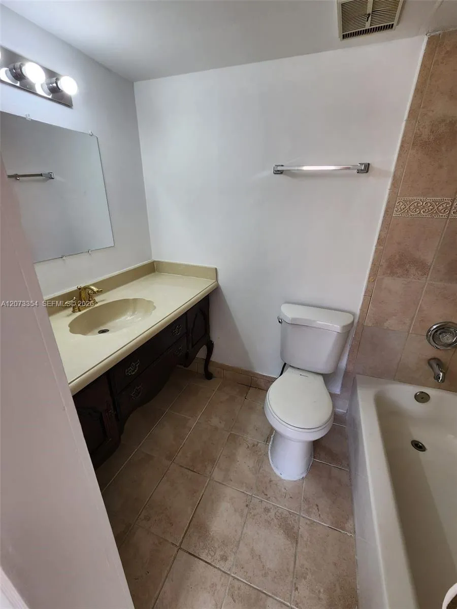 2770 W 61st Pl #202 Hialeah, FL 33016