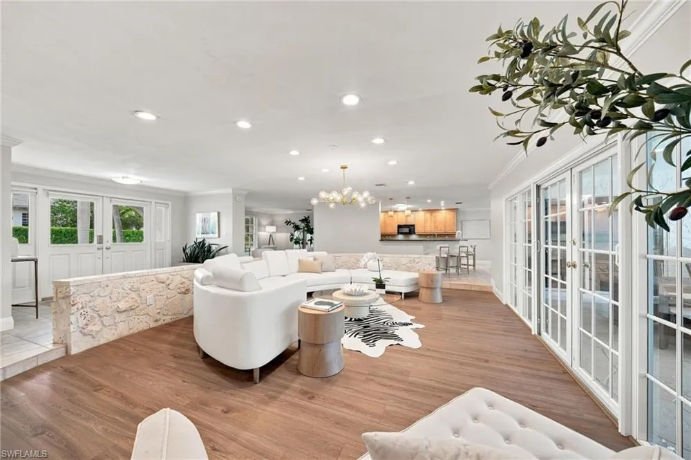 503 Neapolitan Way Naples, FL 34103