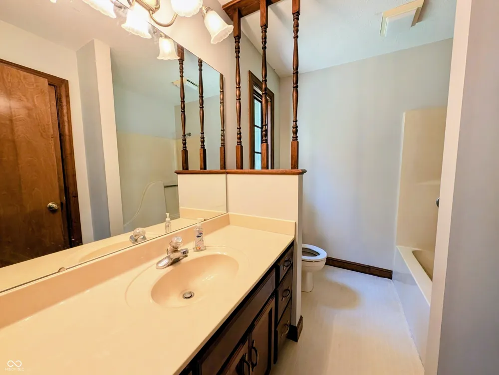 18402 E Redbud Court Hope, IN 47246