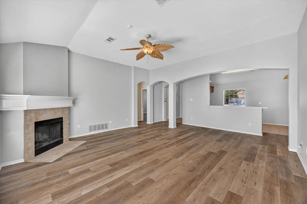 352 Mesquite Hill Drive Arlington, TX 76002