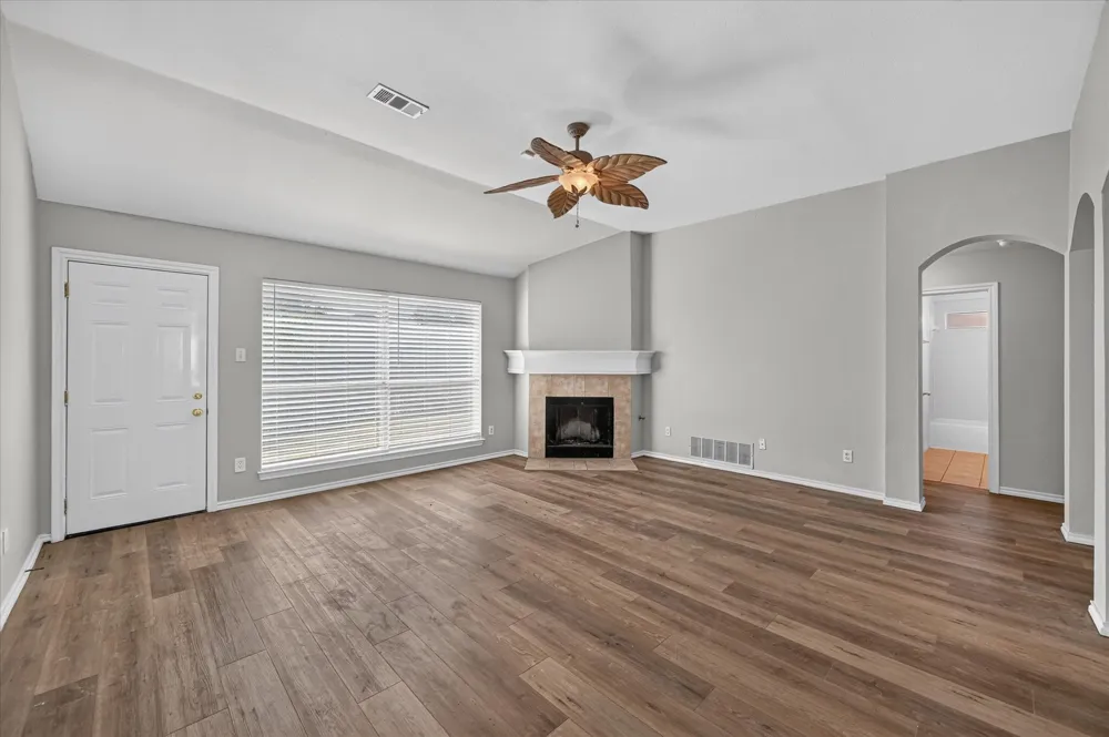 352 Mesquite Hill Drive Arlington, TX 76002