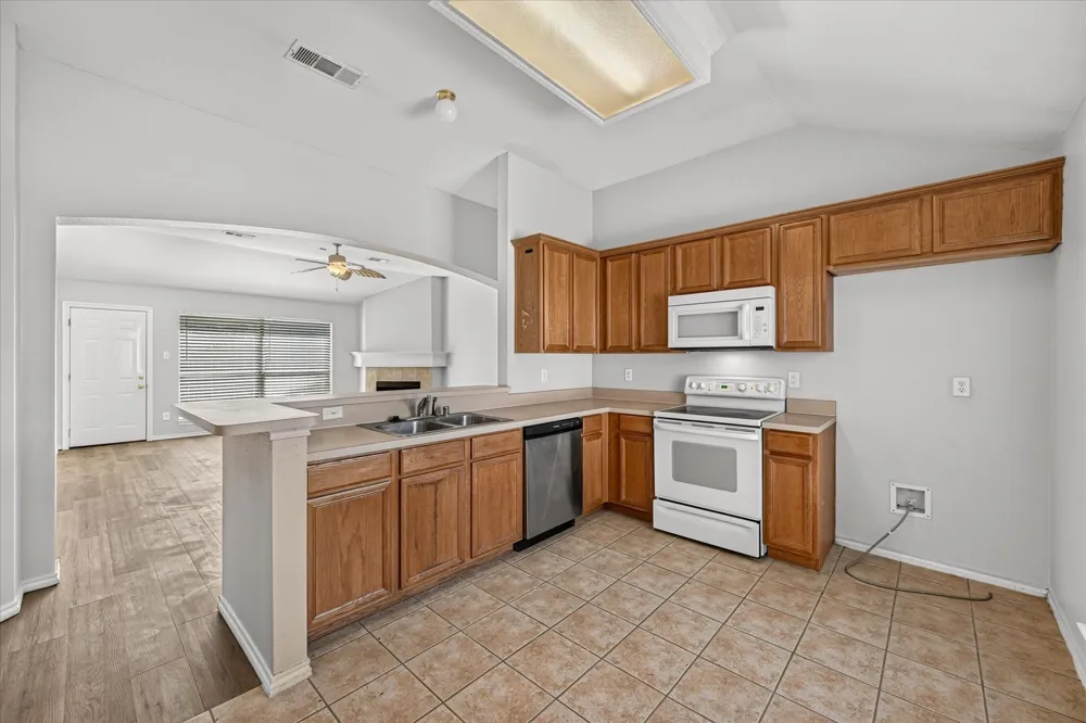 352 Mesquite Hill Drive Arlington, TX 76002