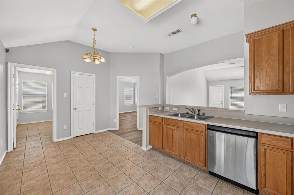 352 Mesquite Hill Drive Arlington, TX 76002
