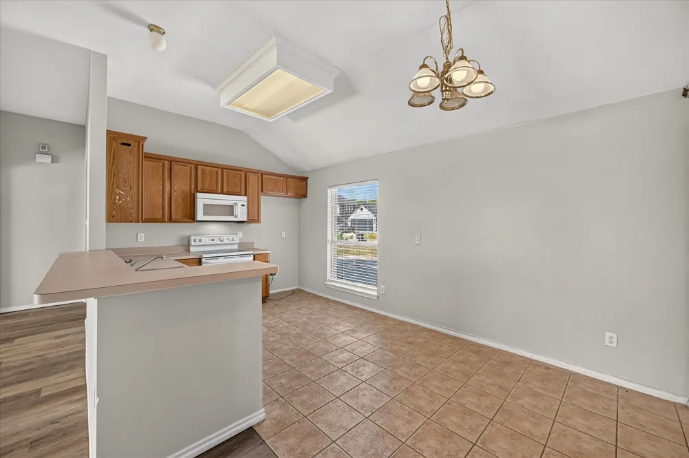 352 Mesquite Hill Drive Arlington, TX 76002