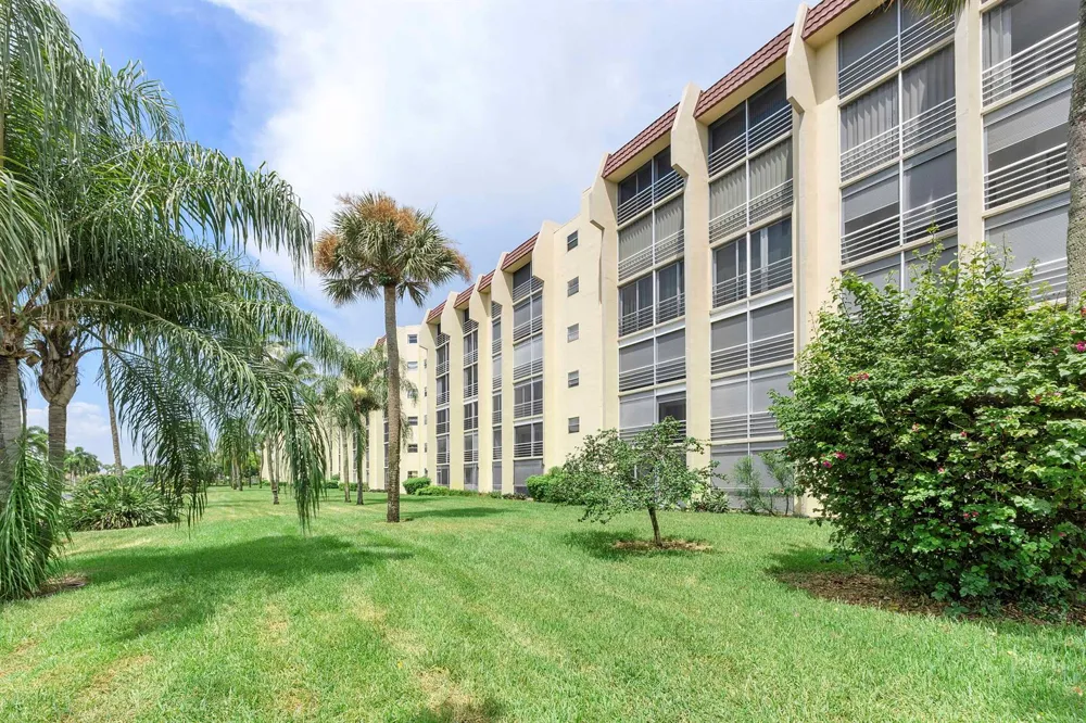 3590 Via Poinciana #107 Lake Worth, FL 33467