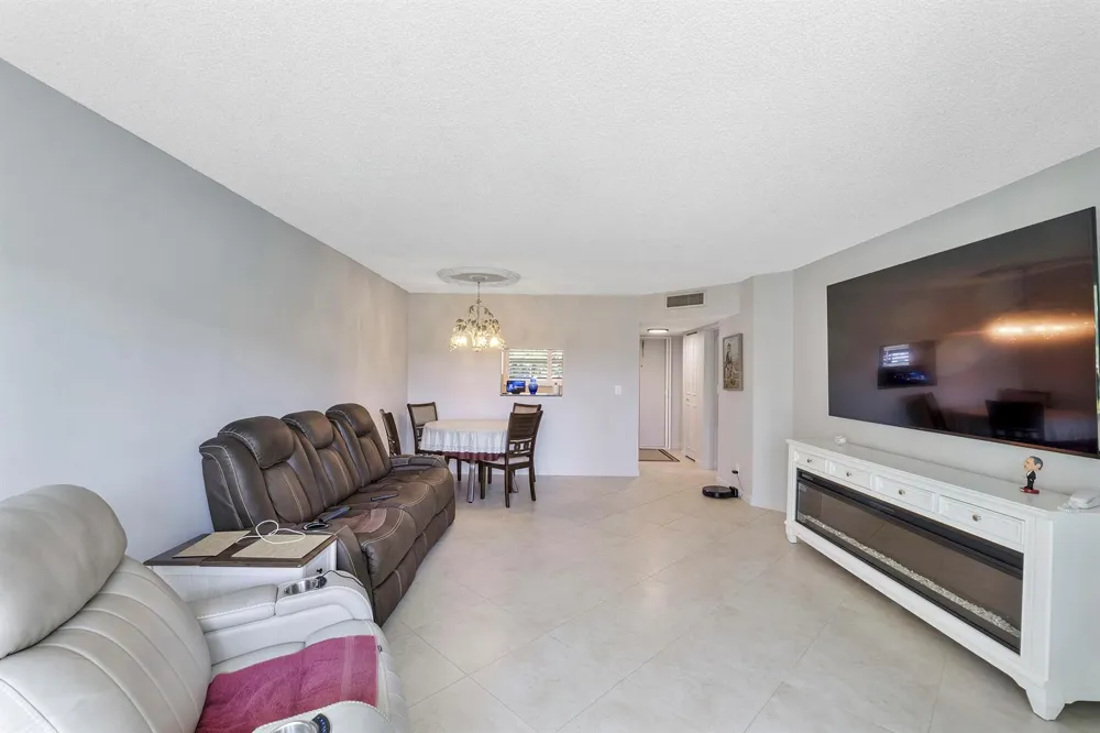 3590 Via Poinciana #107 Lake Worth, FL 33467