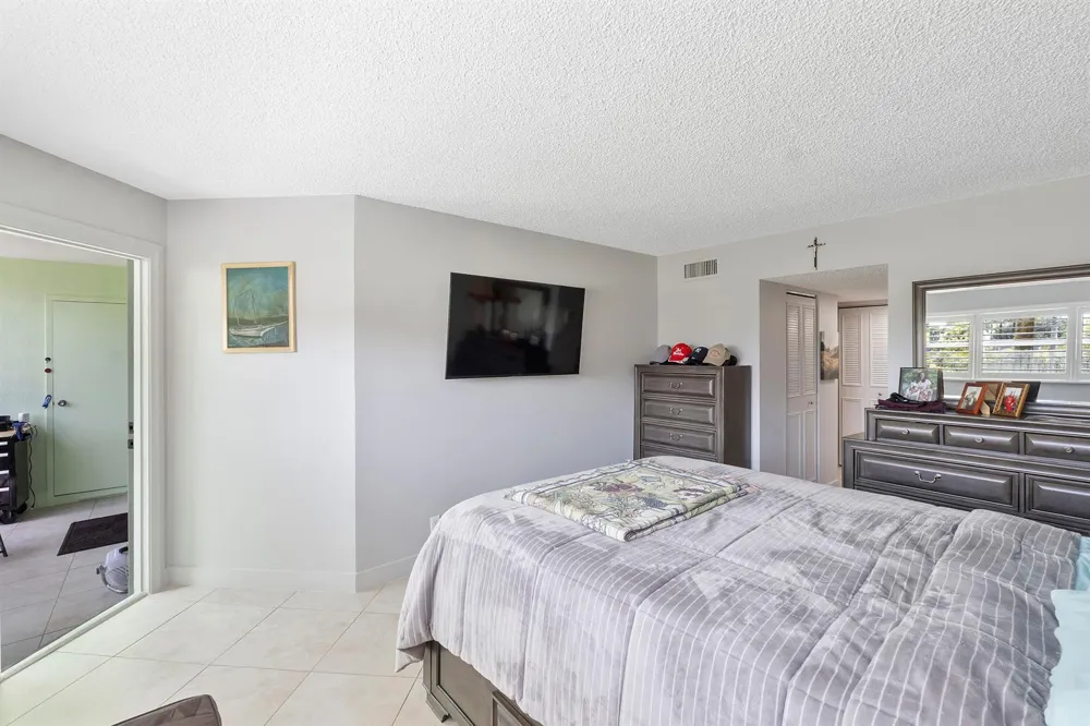 3590 Via Poinciana #107 Lake Worth, FL 33467