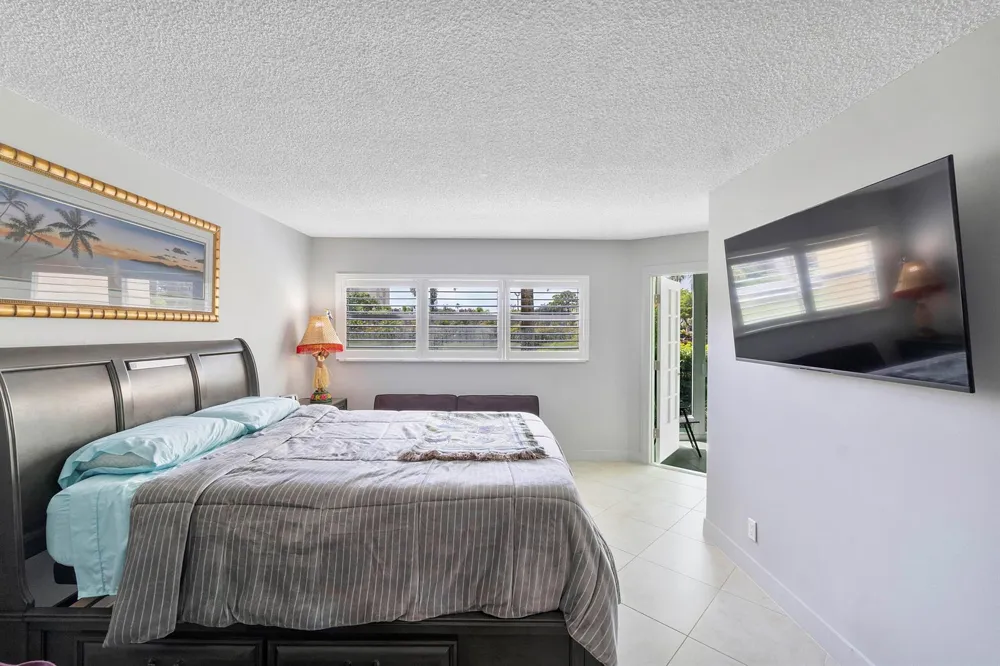 3590 Via Poinciana #107 Lake Worth, FL 33467