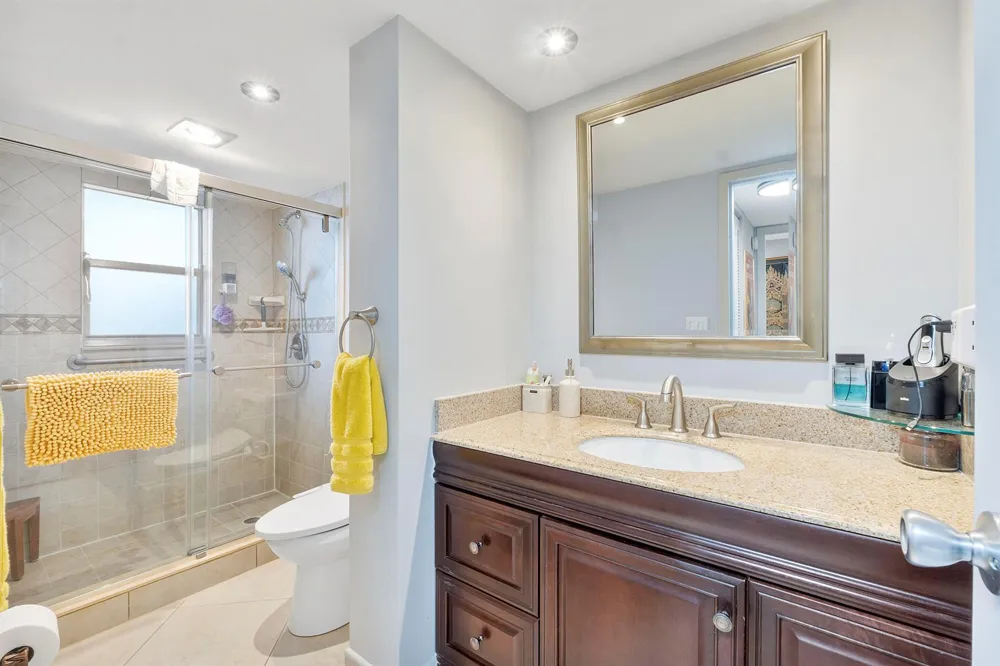 3590 Via Poinciana #107 Lake Worth, FL 33467