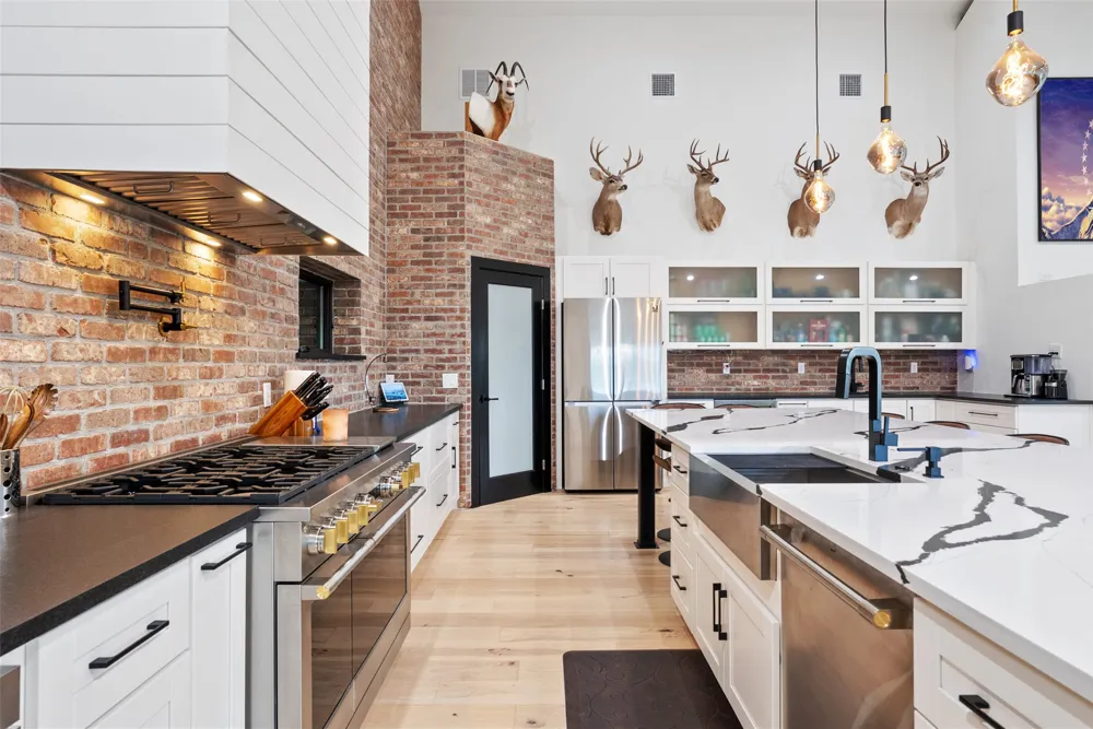 561 Broken Bit Trail Dripping Springs, TX 78620