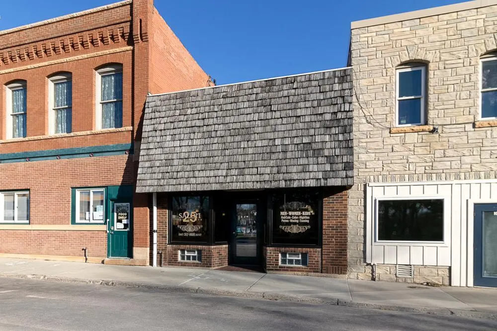 25 S Park Avenue Le Center, MN 56057