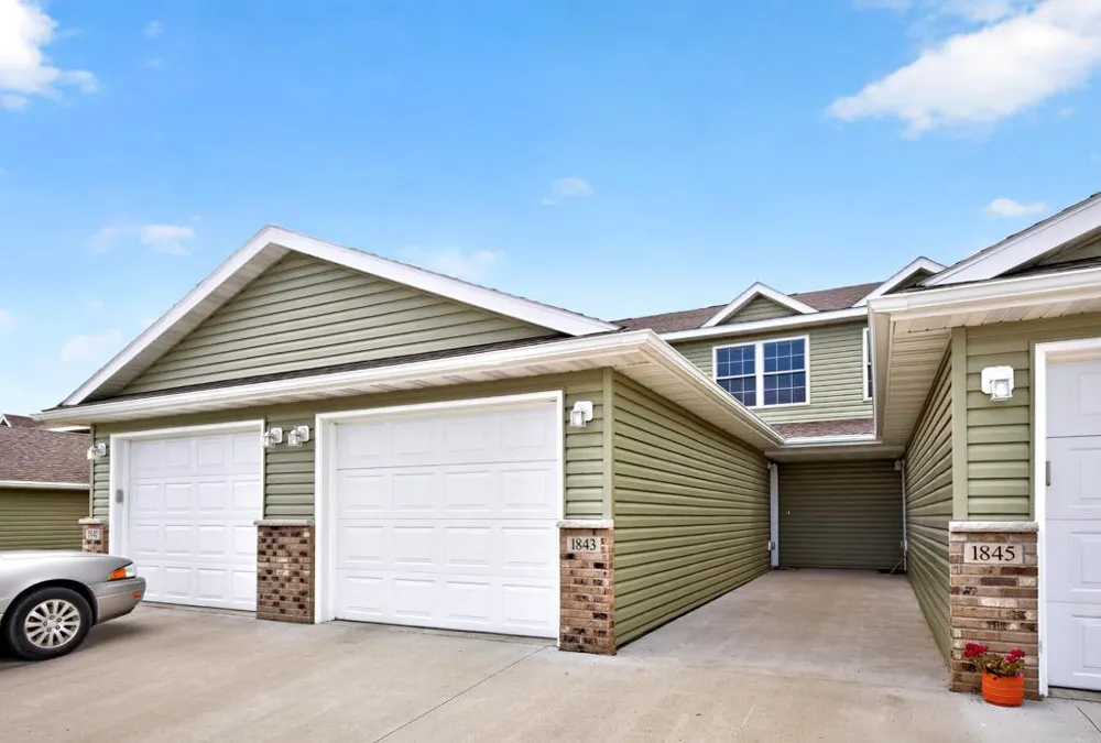 1843 Daniel Lane NE Stewartville, MN 55976