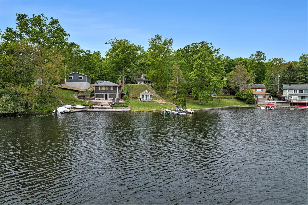 westshore Drive Pinckney, MI 48169