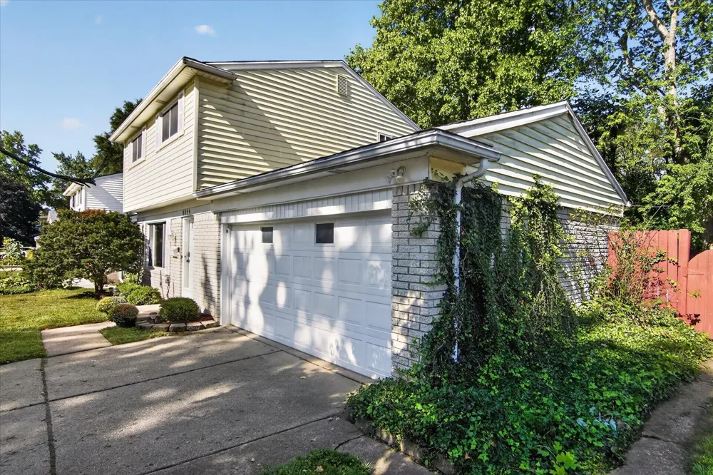 8899 Nottingham Drive Ypsilanti, MI 48198
