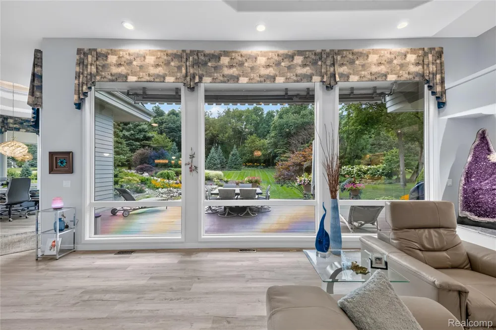 1661 Pinewood Milford Charter Township, MI 48381