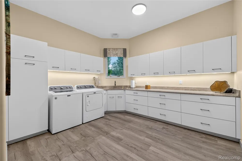 1661 Pinewood Milford Charter Township, MI 48381