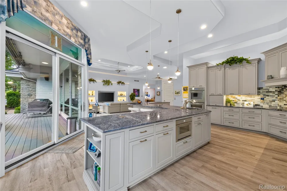 1661 Pinewood Milford Charter Township, MI 48381