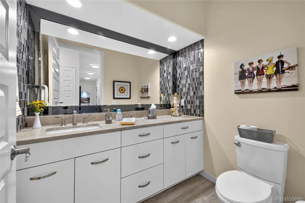 1661 Pinewood Milford Charter Township, MI 48381