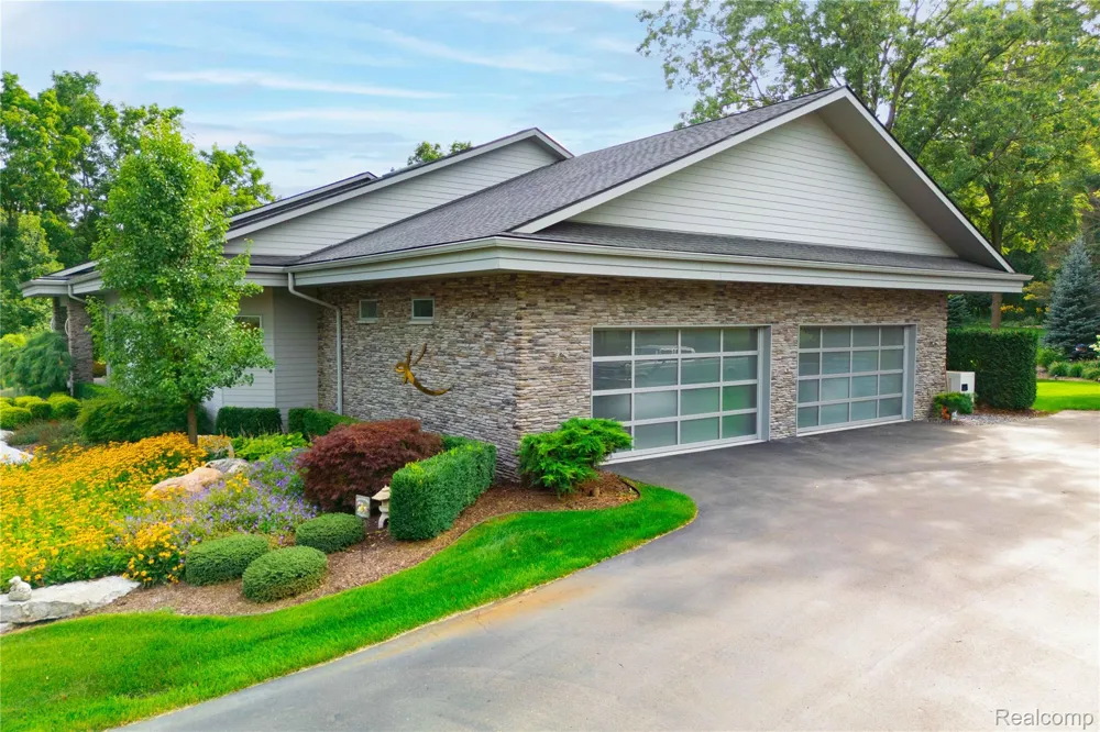 1661 Pinewood Milford Charter Township, MI 48381