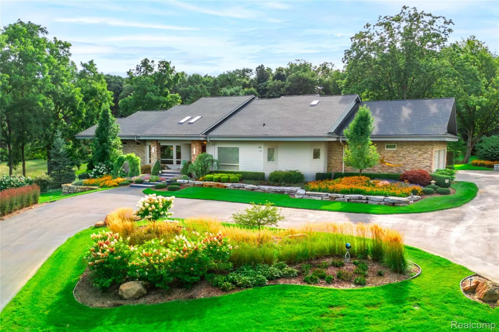 1661 Pinewood Milford Charter Township, MI 48381