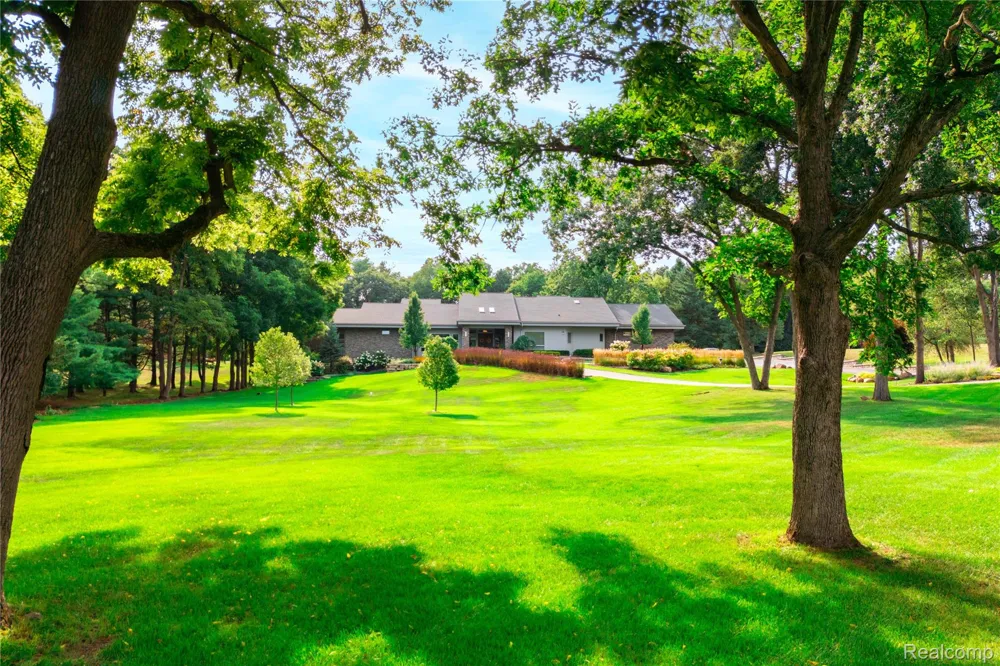 1661 Pinewood Milford Charter Township, MI 48381
