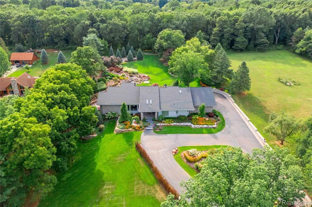 1661 Pinewood Milford Charter Township, MI 48381