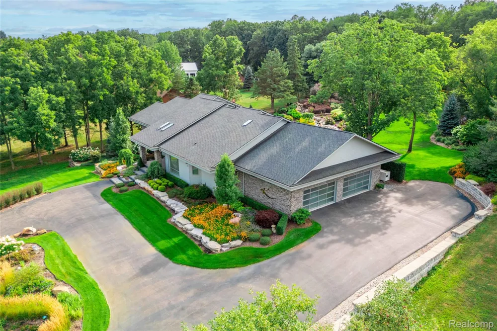 1661 Pinewood Milford Charter Township, MI 48381