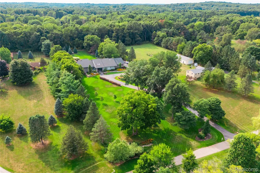 1661 Pinewood Milford Charter Township, MI 48381