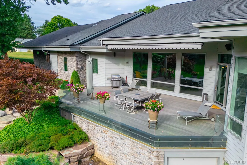 1661 Pinewood Milford Charter Township, MI 48381