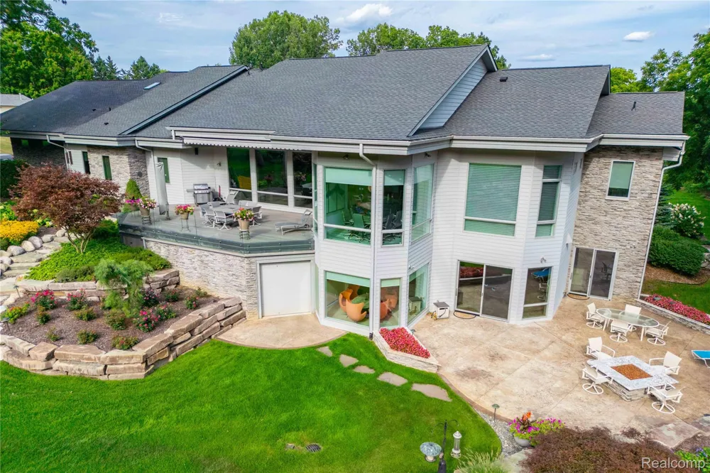 1661 Pinewood Milford Charter Township, MI 48381