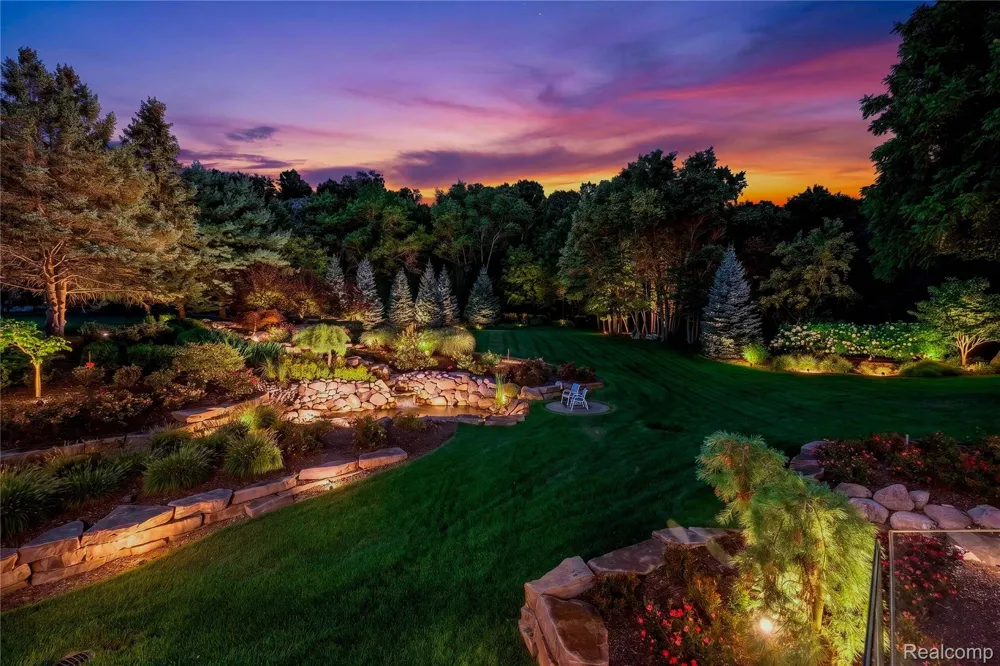 1661 Pinewood Milford Charter Township, MI 48381