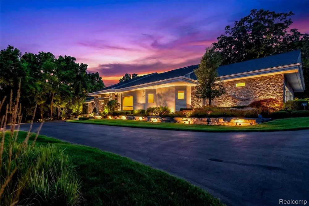 1661 Pinewood Milford Charter Township, MI 48381