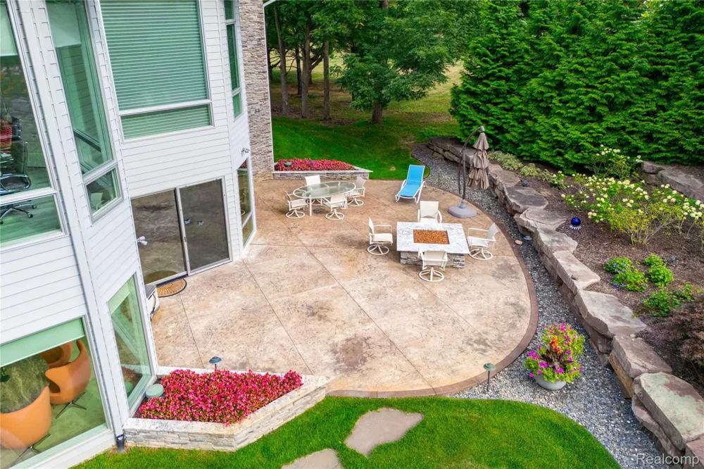 1661 Pinewood Milford Charter Township, MI 48381