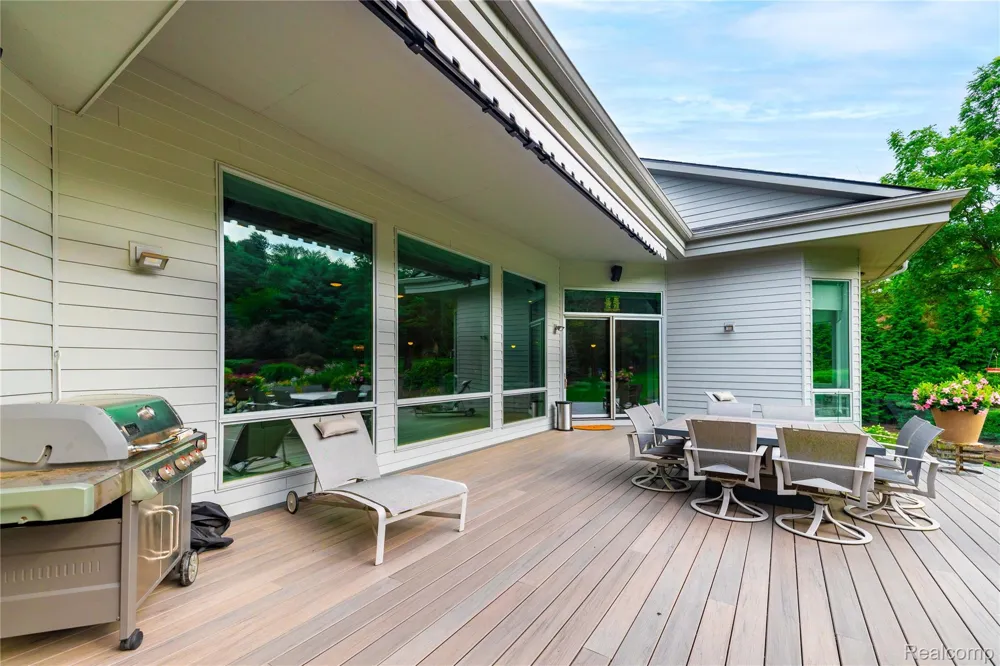 1661 Pinewood Milford Charter Township, MI 48381