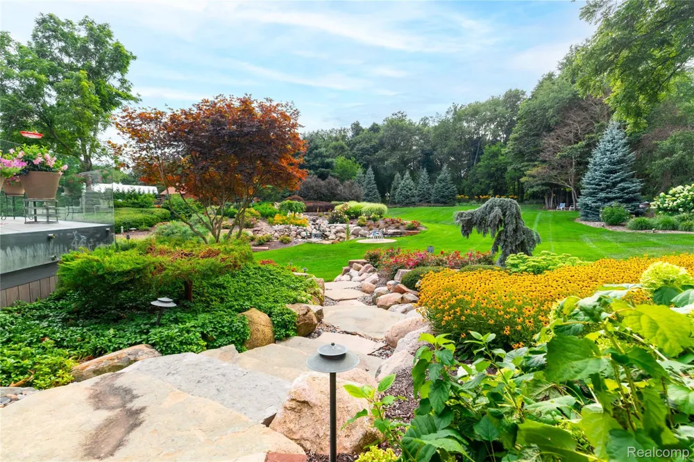 1661 Pinewood Milford Charter Township, MI 48381